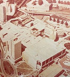 1975 : Ouverture du Centre Commercial Polygone à Montpellier.<br/>
Création de la marque Polygone.