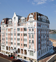 2001 : Racheté au Groupe Royal Monceau, Le Grand Hôtel situé face à la baie de Saint-Jean-de-Luz ouvre ses portes après deux ans de travaux.