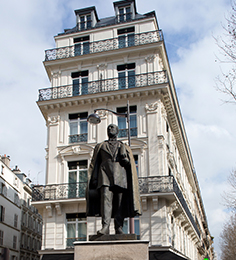 2016 : Au pied de la statue du baron Haussmann, dans un ancien immeuble de bureaux, La Villa Haussmann ****, située au 132 du boulevard du même nom, ouvre ses portes.